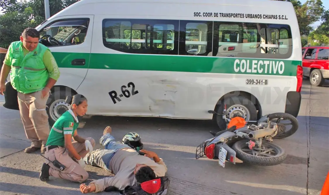 La falta de precaución del ruletero, quien no respetó la preferencia, provocó que el motociclista se estrellara contra la unidad de pasaje. Edberg Mayorga / CP