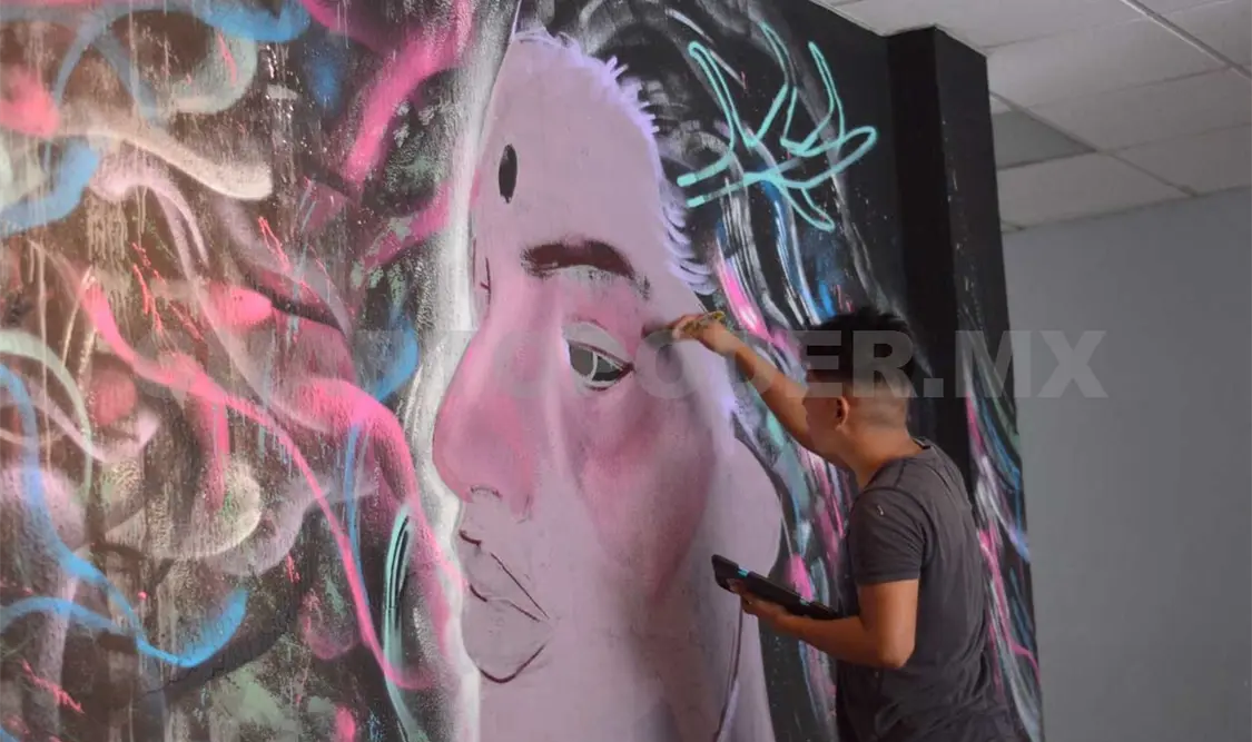 Édgar Megchún trabajando en su mural. Darwin Mendoza