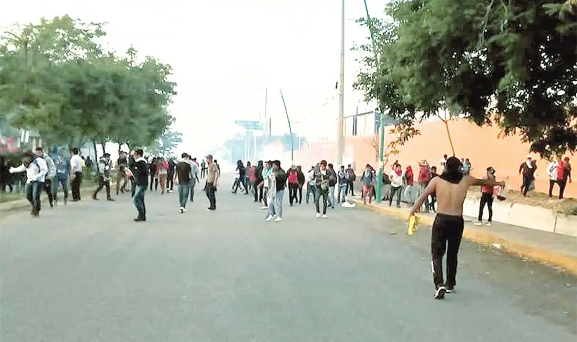 Desalojan a estudiantes por bloquear vía en Tuxtla