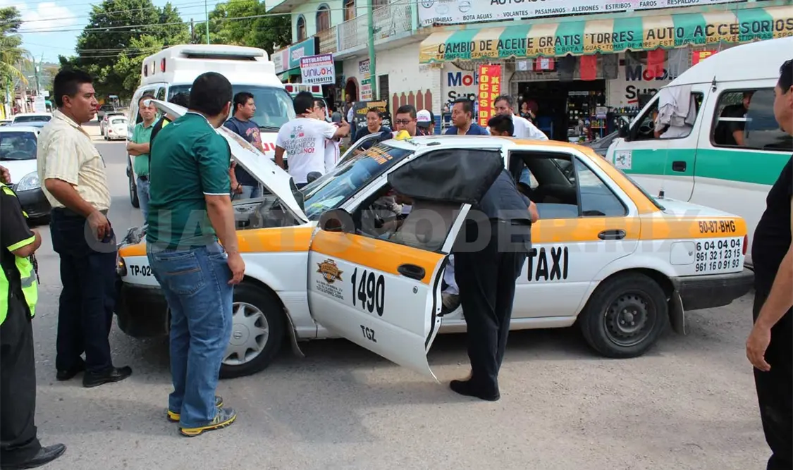 Al llegar al cruce de calles, el responsable impactó de manera frontal al chafirete, dejando a tres personas lesionadas. Edberg Mayorga / CP