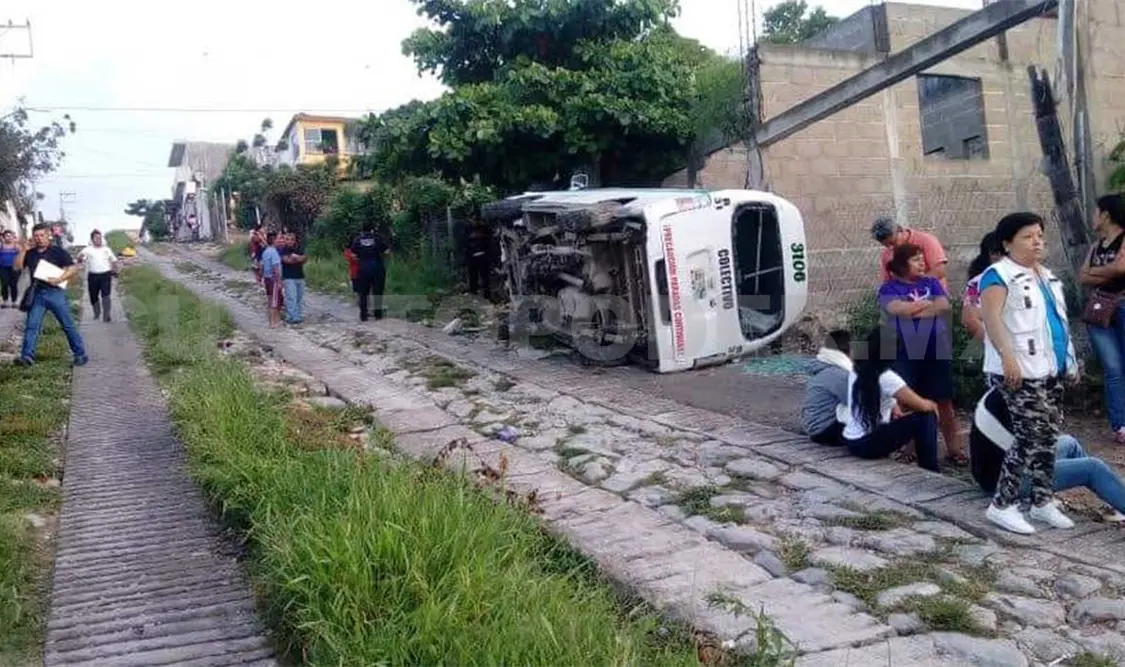 Una presunta falla mecánica fue lo que provocó que el conductor de la unidad de pasaje perdiera el control de la misma, terminando con los neumáticos al aire. Edberg Mayorga / CP