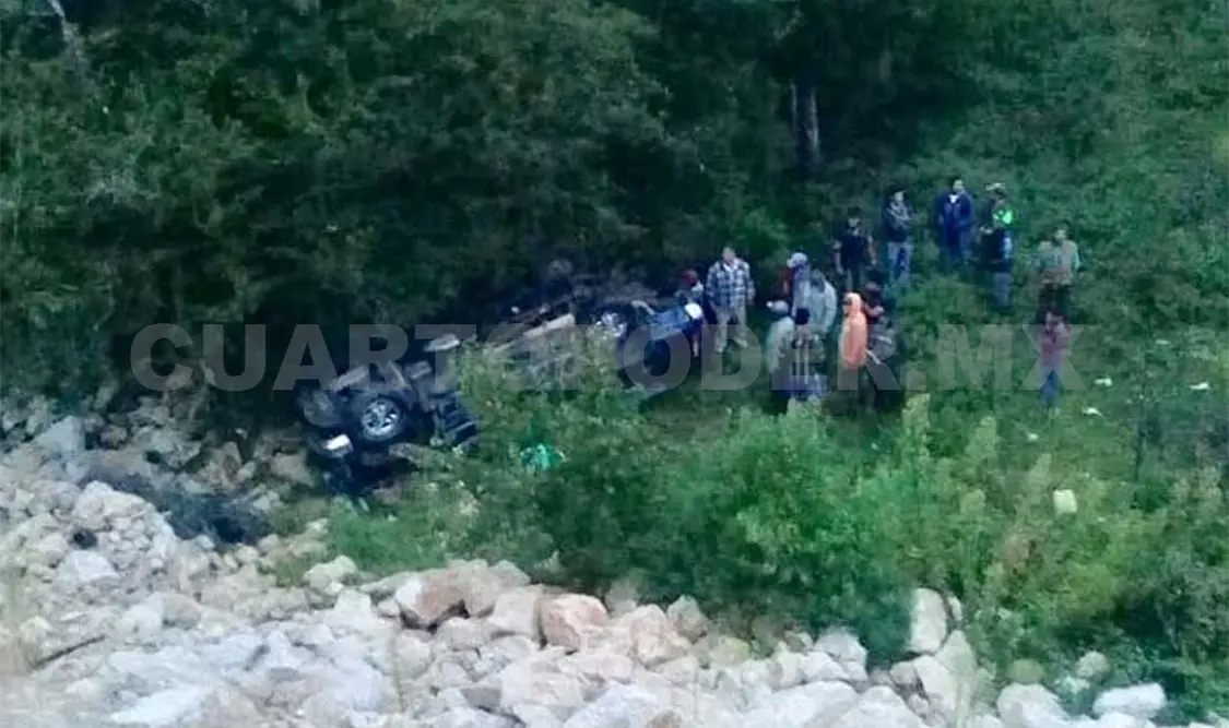 La camioneta cayó a un barranco de aproximadamente 10 metros de profundidad. Flor Cordero / CP
