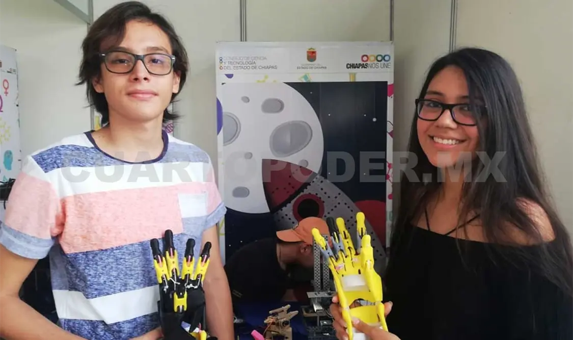 Dafne Palacios, de la UPN, mostró una mano mecánica. Avisaín Alegría / CP