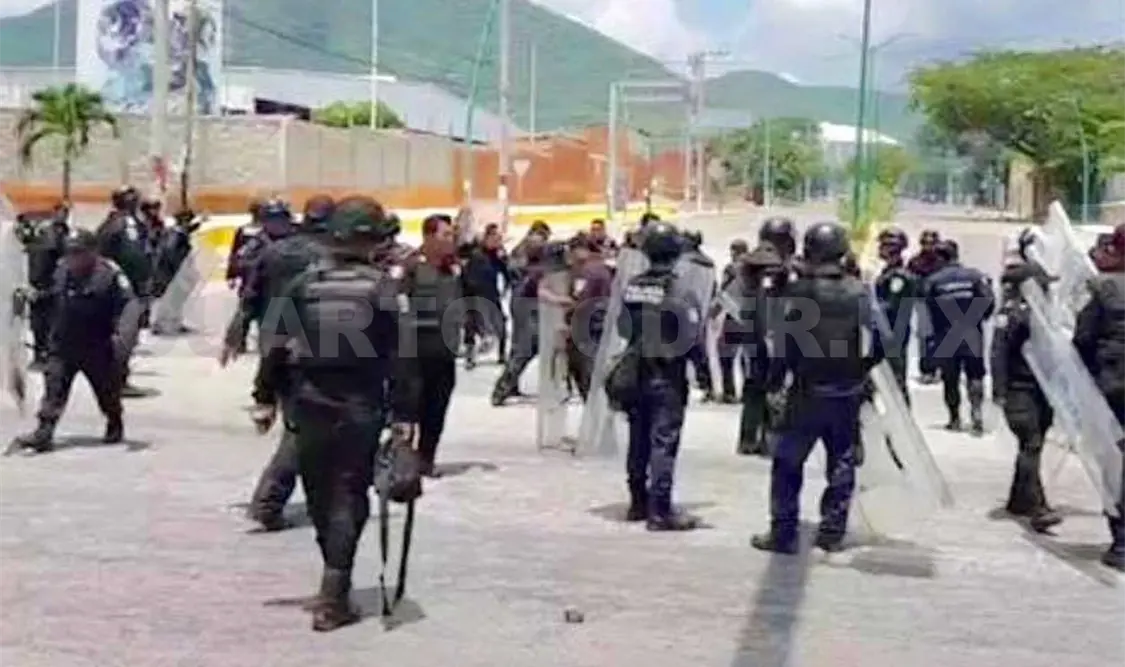En el enfrentamiento varios policías fueron alcanzados por cohetones. CP.