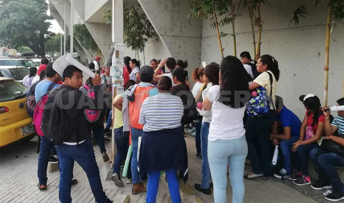 Profesores idóneos, se reunieron atrás del Centro Cultural “Jaime Sabines”, en Tuxtla. Avisaín Alegría / CP