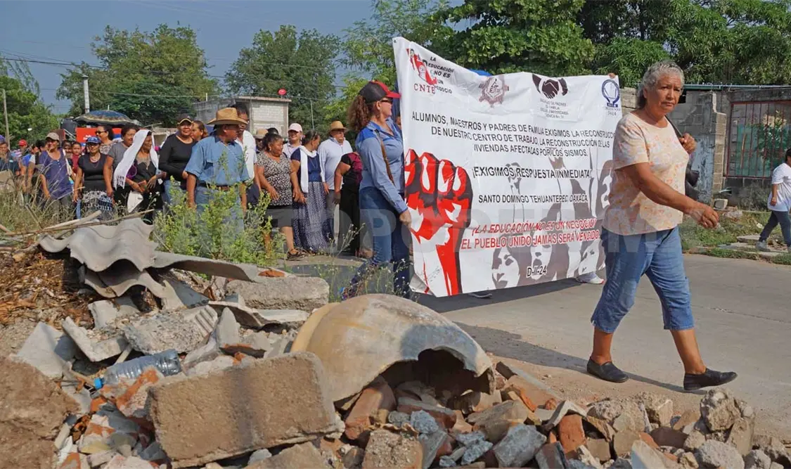 Marchan damnificados por falta de apoyos