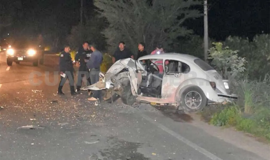 La víctima que conducía un Vocho, murió en el hospital tras quedar atrapada dentro de la unidad. Dalia Villatoro / CP