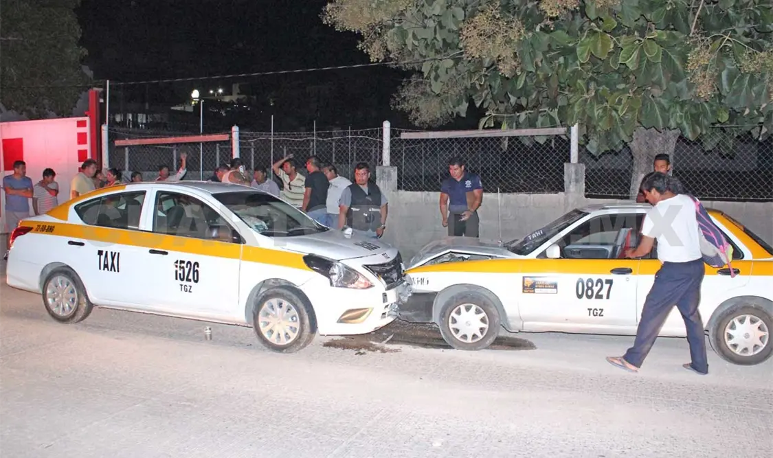 El presunto responsable circulaba en aparente estado de ebriedad a exceso de velocidad, por lo que impactó a otra unidad.