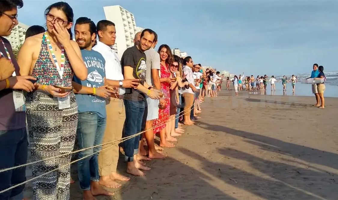 Jóvenes liberan a poco más de 130 tortugas, las cuales tenían 12 horas de nacidas. Agencias