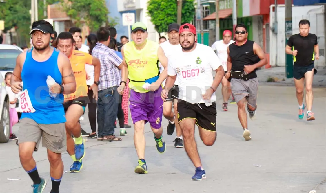 El comité organizador dio el banderazo de salida para que comenzaran el recorrido sobre la avenida central con dirección a la antigua fuente y de regreso. Cortesía 