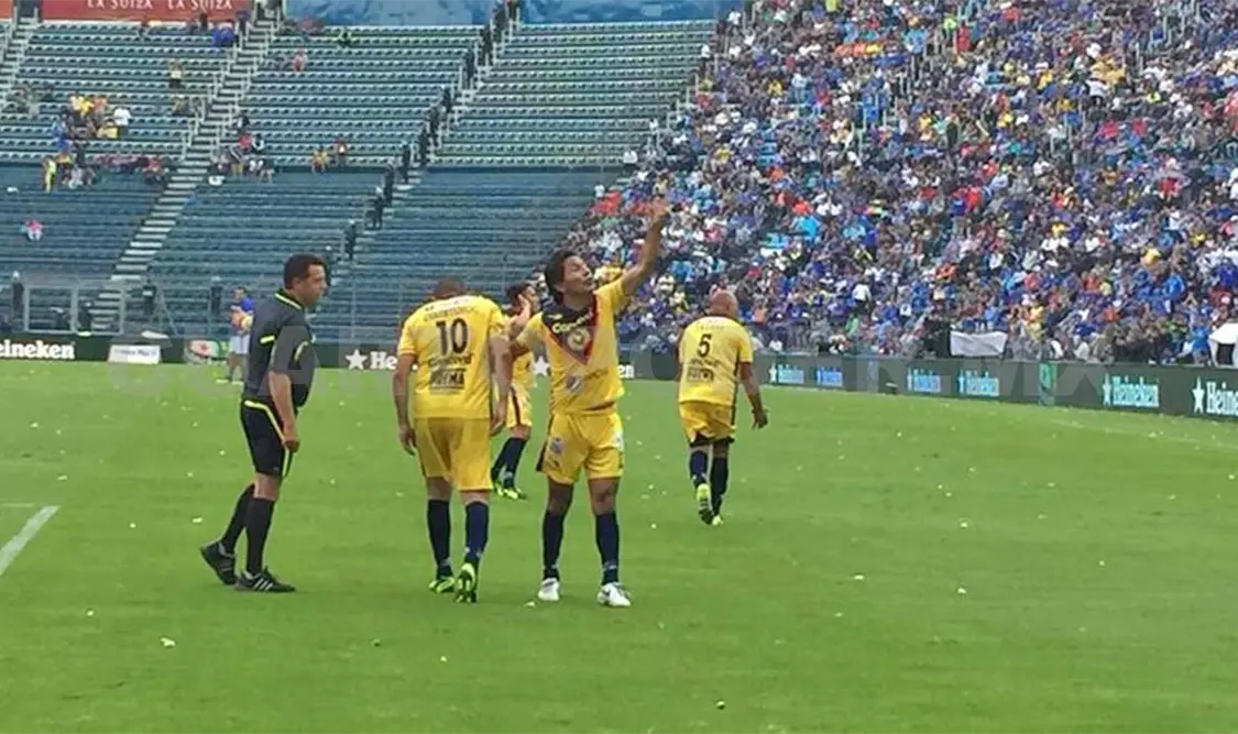 Isaac Terrazas celebra el segundo gol de Cuauhtémoc Blanco. Agencias