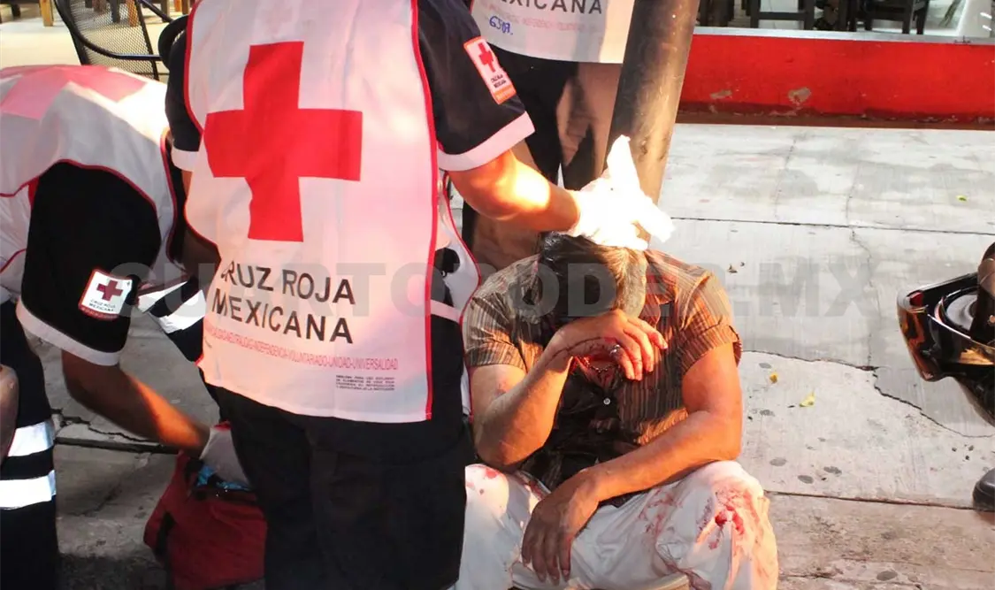 Paramédicos de la Cruz Roja Mexicana arribaron para la valoración de la víctima el cual presentaba un sangrado profuso, sin embargo el individuo no fue trasladado a un nosocomio. Edberg Mayorga / CP