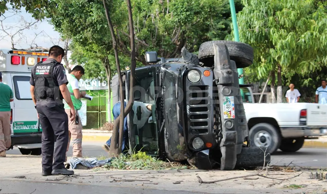 El exceso de velocidad provocó que el conductor perdiera el control de la unidad, impactándose contra el camellón, terminando con los neumáticos al aire. Edberg Mayorga / CP