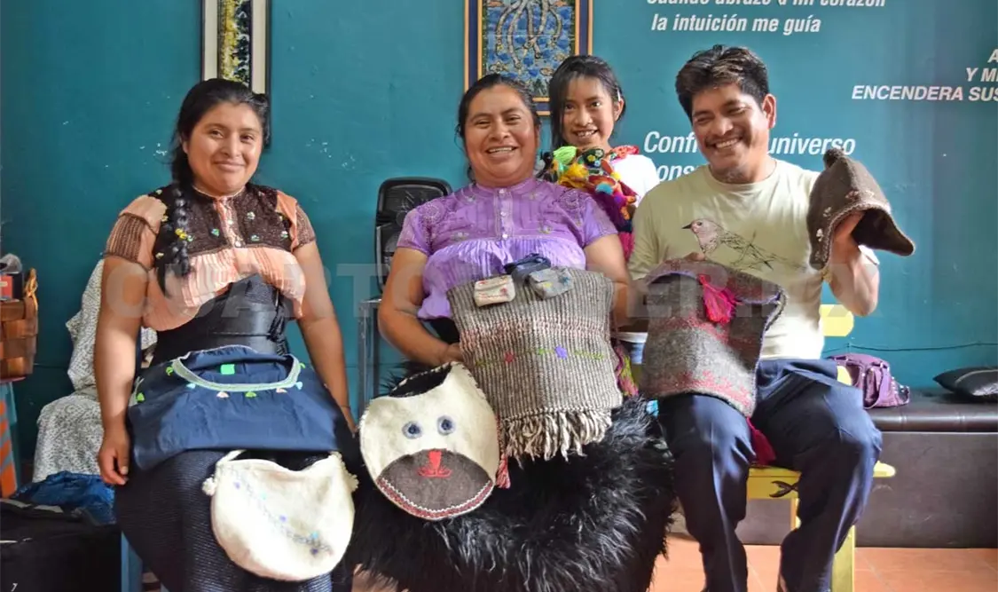 Manos que tejen horizontes