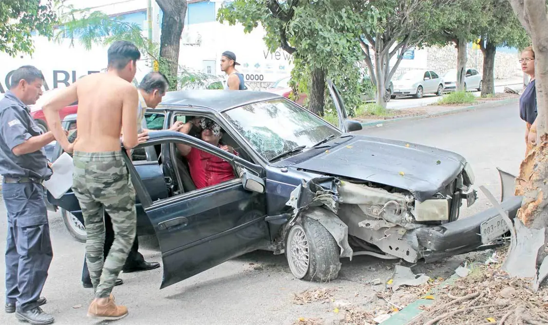 Pierde el control y se estrella contra árbol