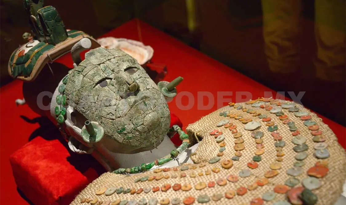 La indumentaria consta de siete piezas: la máscara, diadema, collar, pectoral, tocado, concha y figurilla. INAH