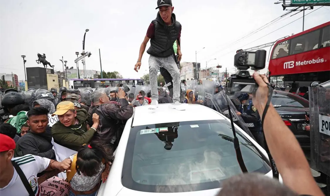 Comerciantes se enfrentan con policías