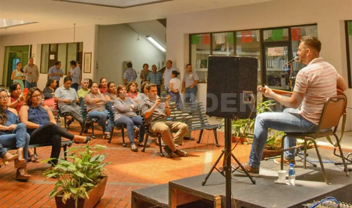 El cantante Eduardo Coutiño ofreció una muestra de música popular, además de boleros y baladas generales para el disfrute de trabajadores. CP