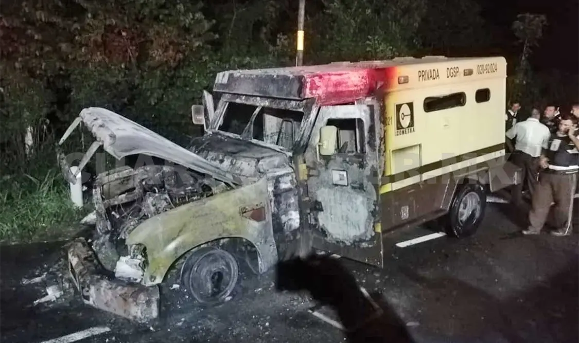 Un cortocircuito provocó el incendió de un camión de valores sobre el tramo carretero Tapachula-Frontera Hidalgo. Rafael Victorio / CP