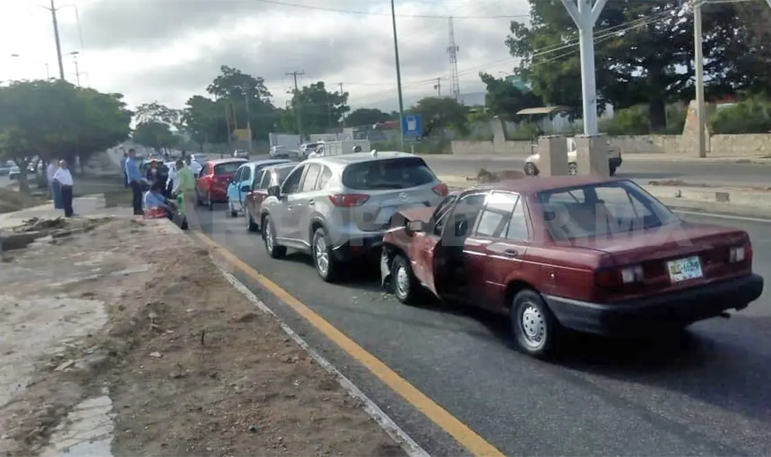 El accidente ocurrió cuando los vehículos particulares se desplazaban con dirección al oriente del libramiento Norte. Rafael Cabrera / CP