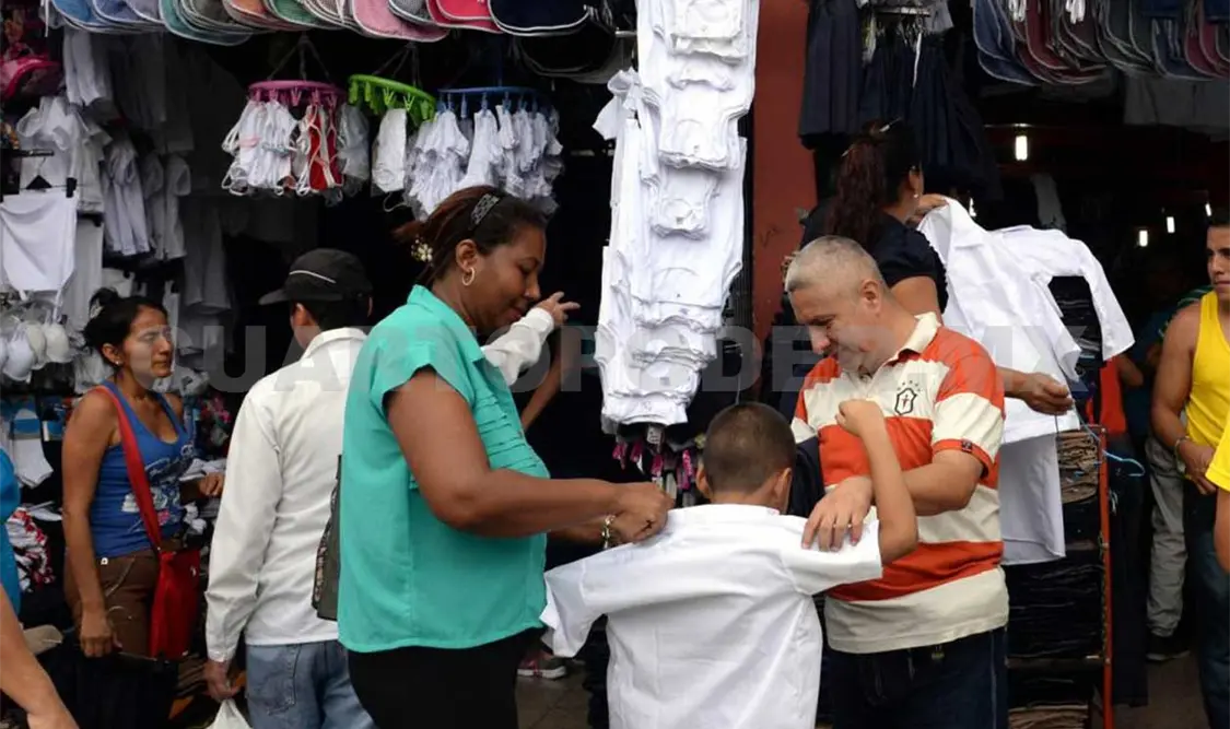 A clases con una libreta, un lápiz y un sacapuntas