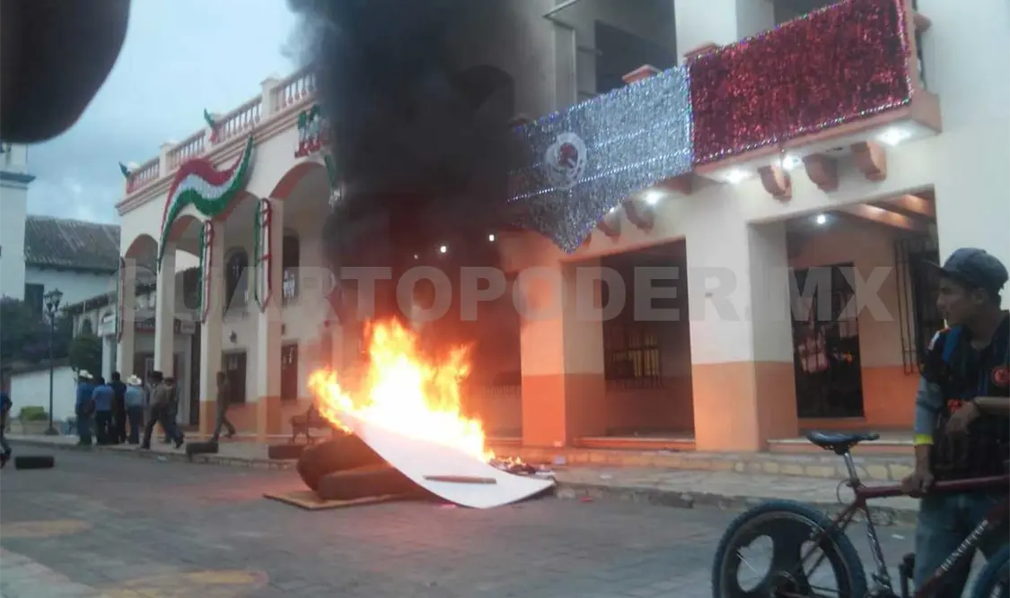 Maestros destrozan la presidencia municipal