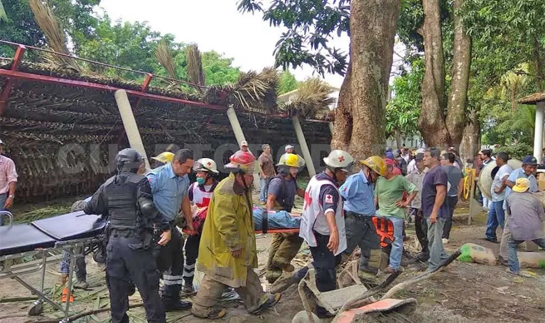 Dos muertos tras colapsar una palapa