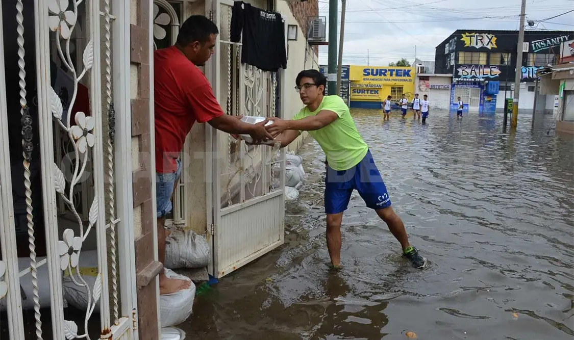 Alumnos apoyan a damnificados por lluvias