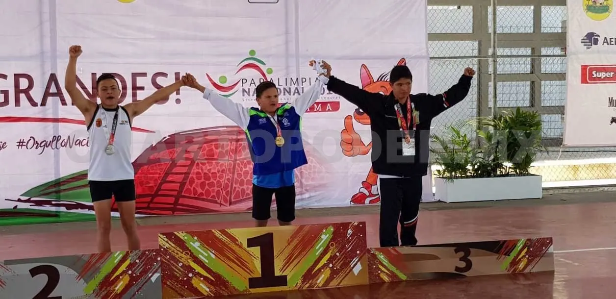 Atletas con discapacidad obtienen medalla