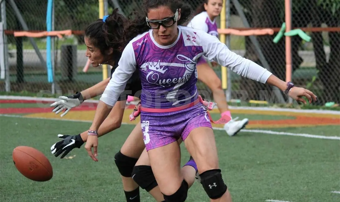 Queens supera a Mustangs en duelo interesante