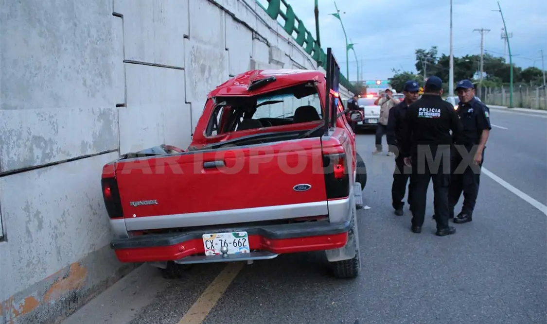 Pierde la vida al impactar en muro de contención