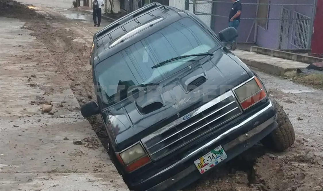 Explorer cae en zanja durante la madrugada