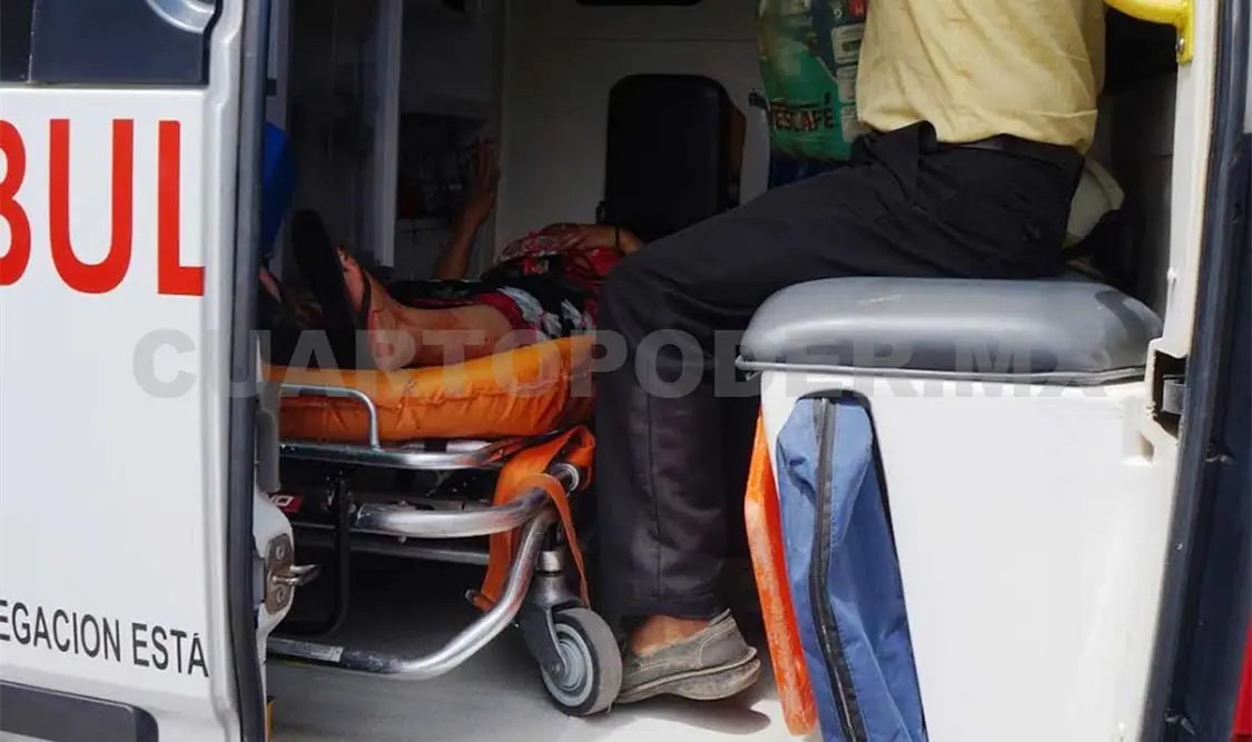 Jovencita da luz en baño de una fonda