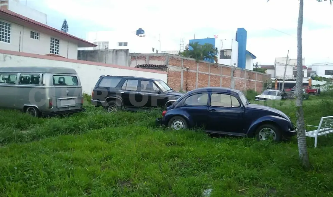Invaden áreas verdes con carros abandonados