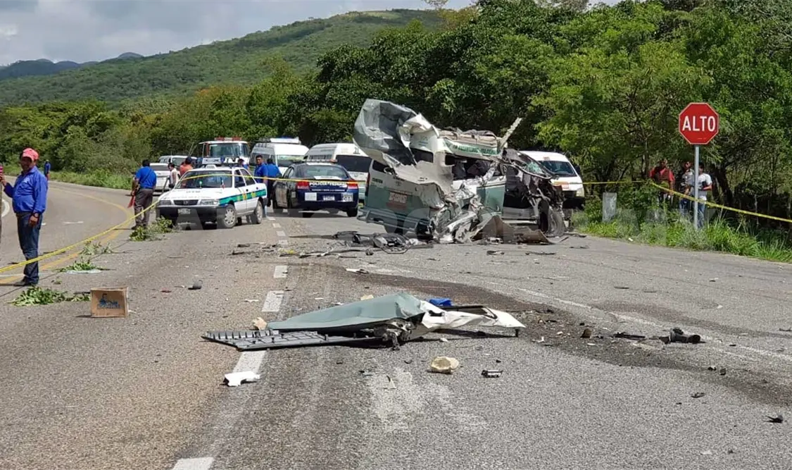 Dos muertos y nueve heridos deja fatal accidente carretero