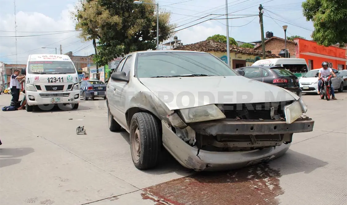Dos lesionadas en choque de combi