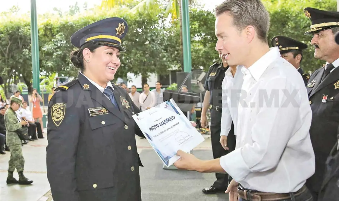 Entrega MVC certificados y reconocimientos a policías