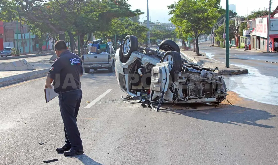 Vuelca camioneta y queda prensado el conductor