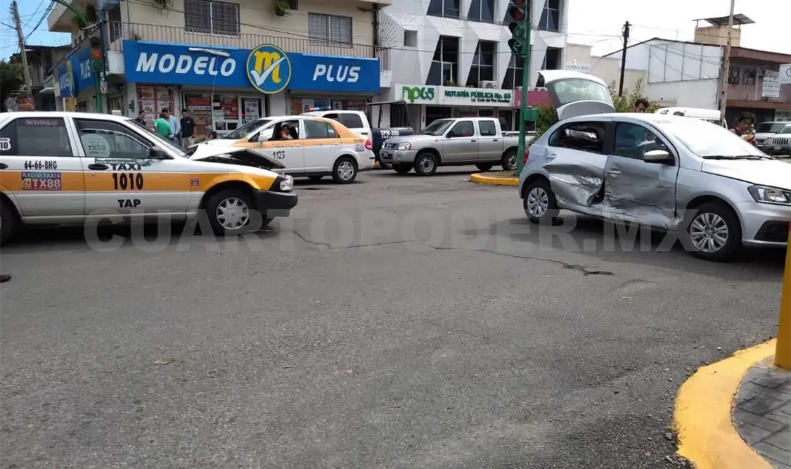 Taxi y Gol se pasan semáforo e impactan