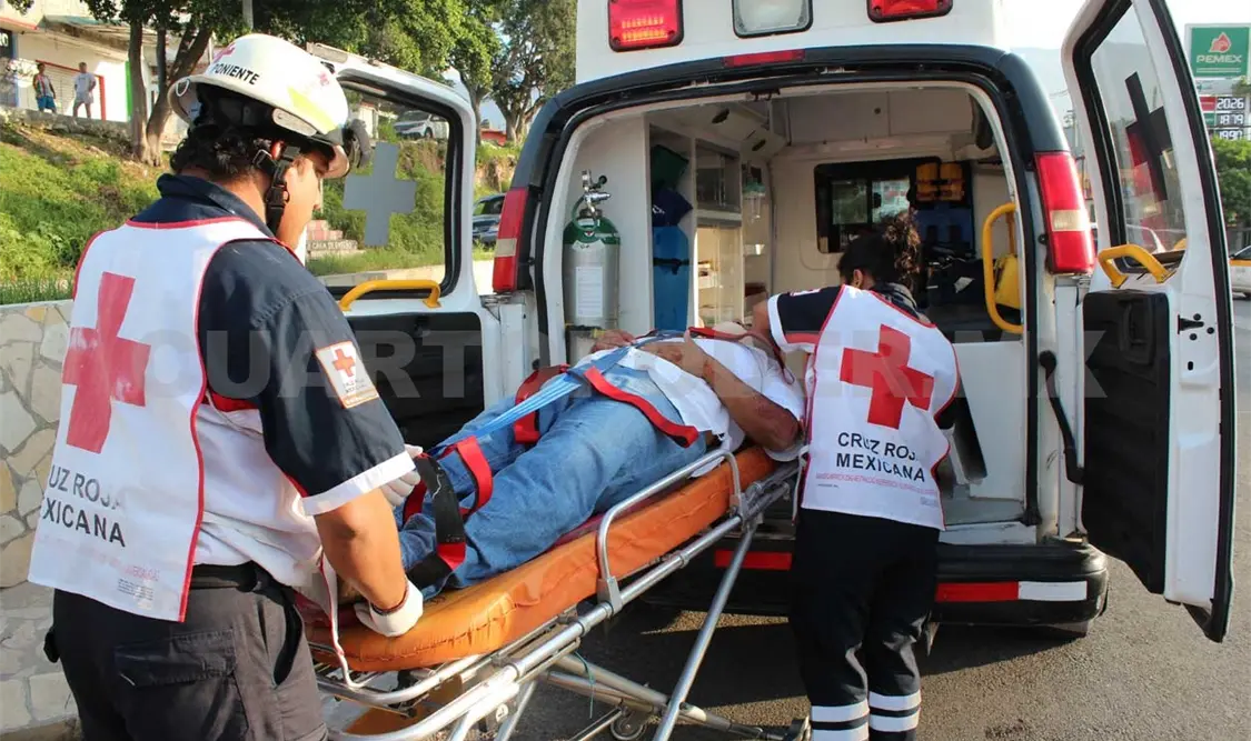 Sujeto termina herido al derrapar su motocicleta