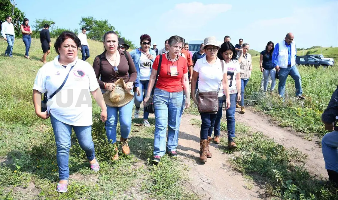 Familiares ingresan a fosa