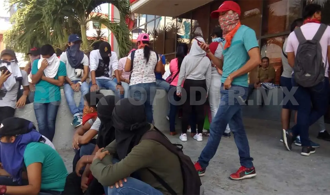 Normalistas de Educación Física piden pago de becas