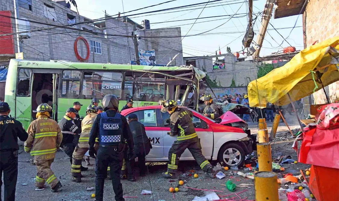 Suman 30 heridos por choque