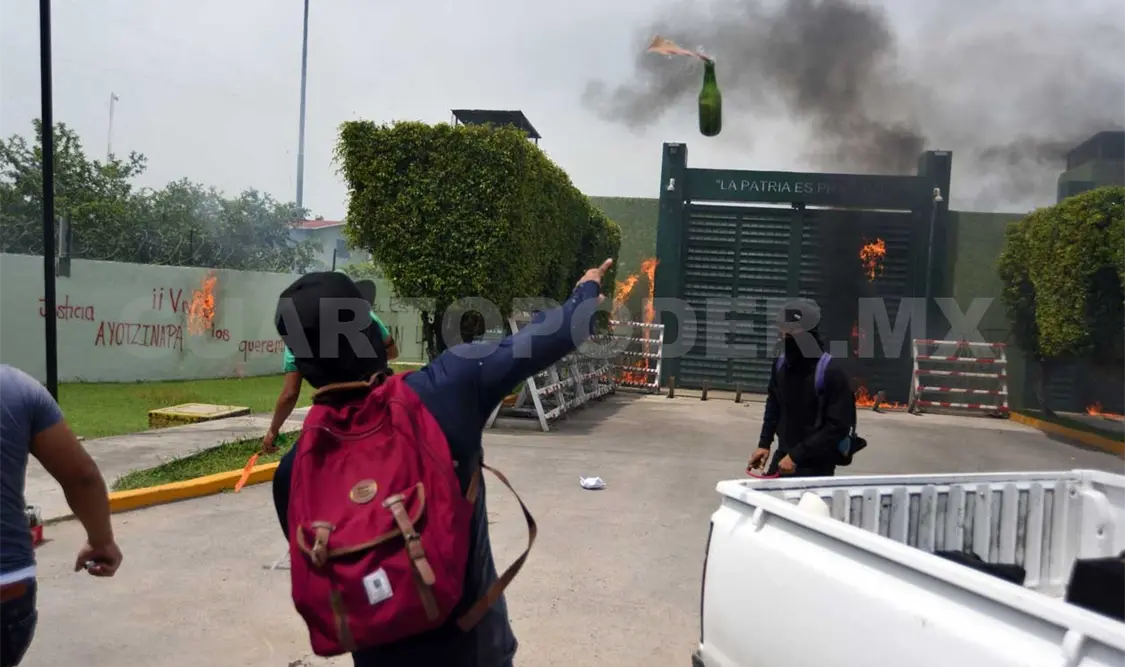 Normalistas atacan Batallón de Iguala