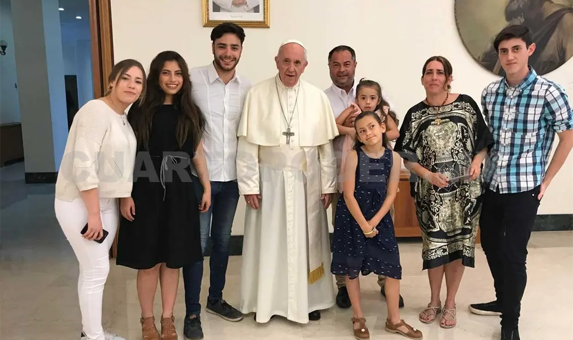 El papa casa a pareja