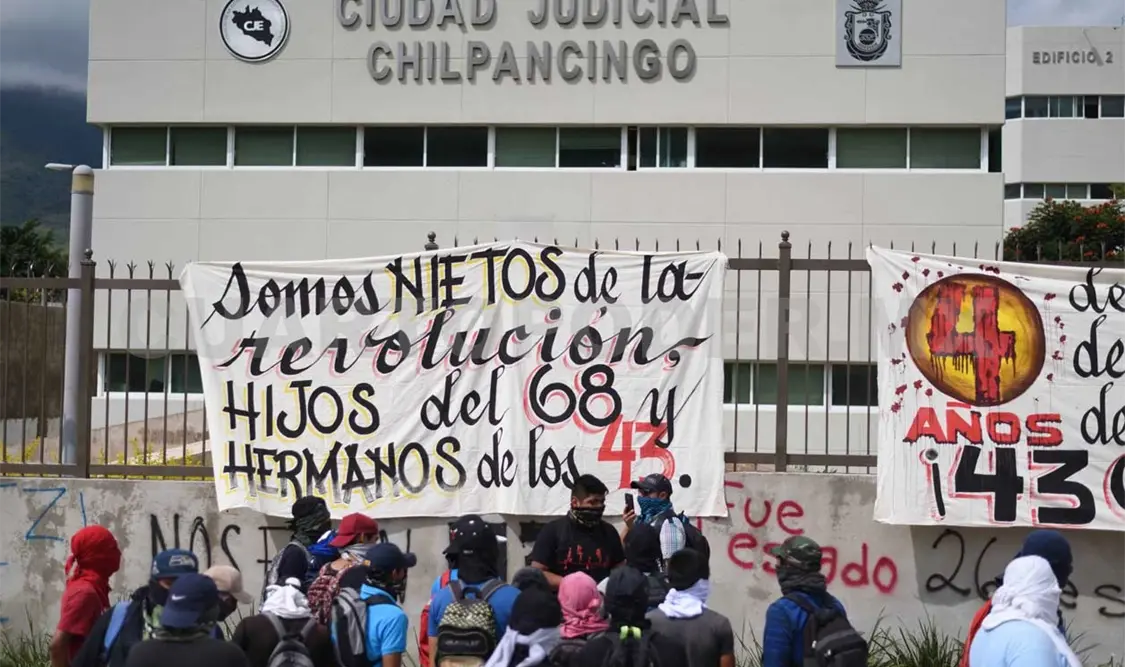 Padres de los 43 exigen presentar videos