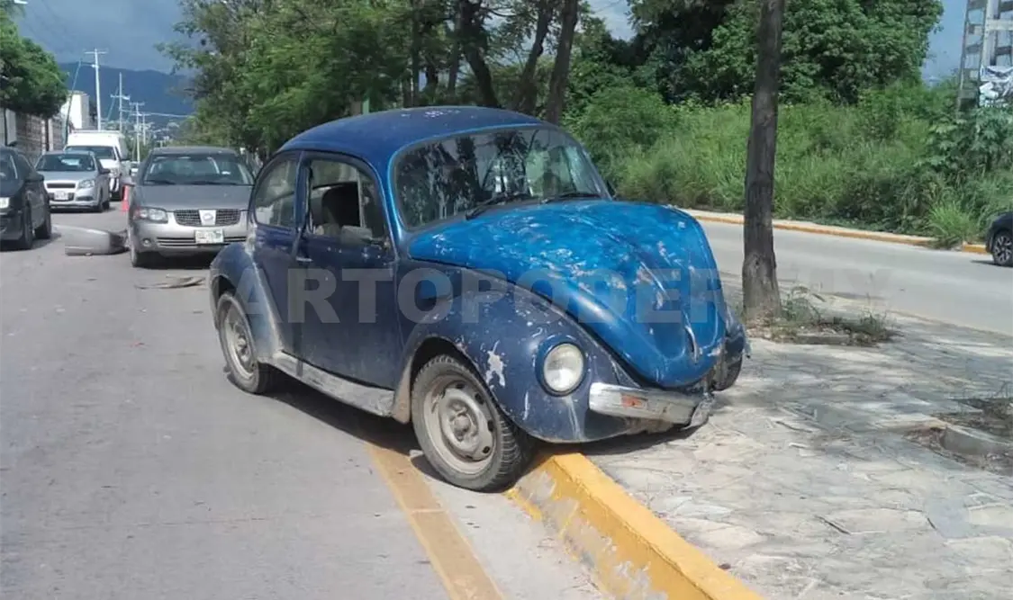 La falta de precaución del conductor provocó que impactara por alcance al Sentra, derivado del impacto, el sedán terminó subiéndose al camellón central. Edberg Mayorga / CP