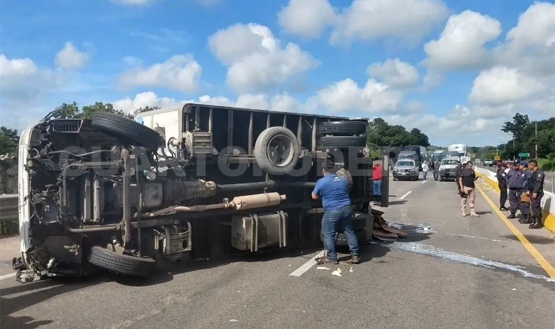 Al parecer el volteo impactó por alcance al Isuzu y este tras chocar contra el muro de contención derrapó y quedó volcado. Rafael Cabrera / CP