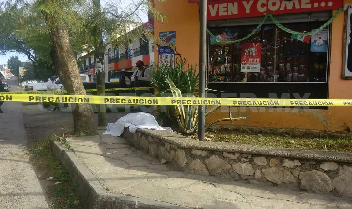 Fallece hombre en la banqueta por hipotermia