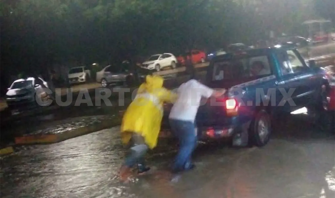 Se desbordan dos arrollos de Tuxtla